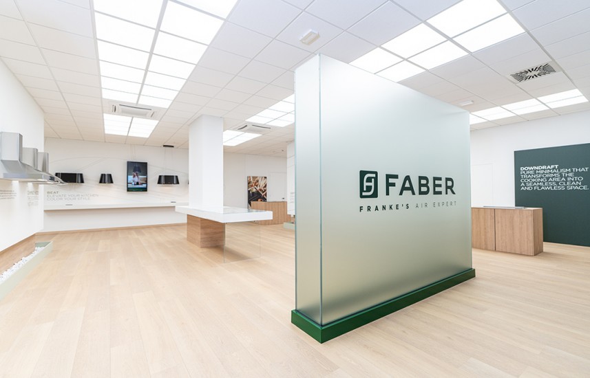 Faber otevřel ve Fabrianu nový showroom. Na českém trhu se mezitím objevilo hned několik produktových novinek této značky