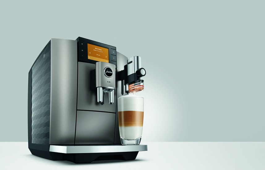 JURA E8 přináší tři světy požitku a inteligentní technologie na český trh